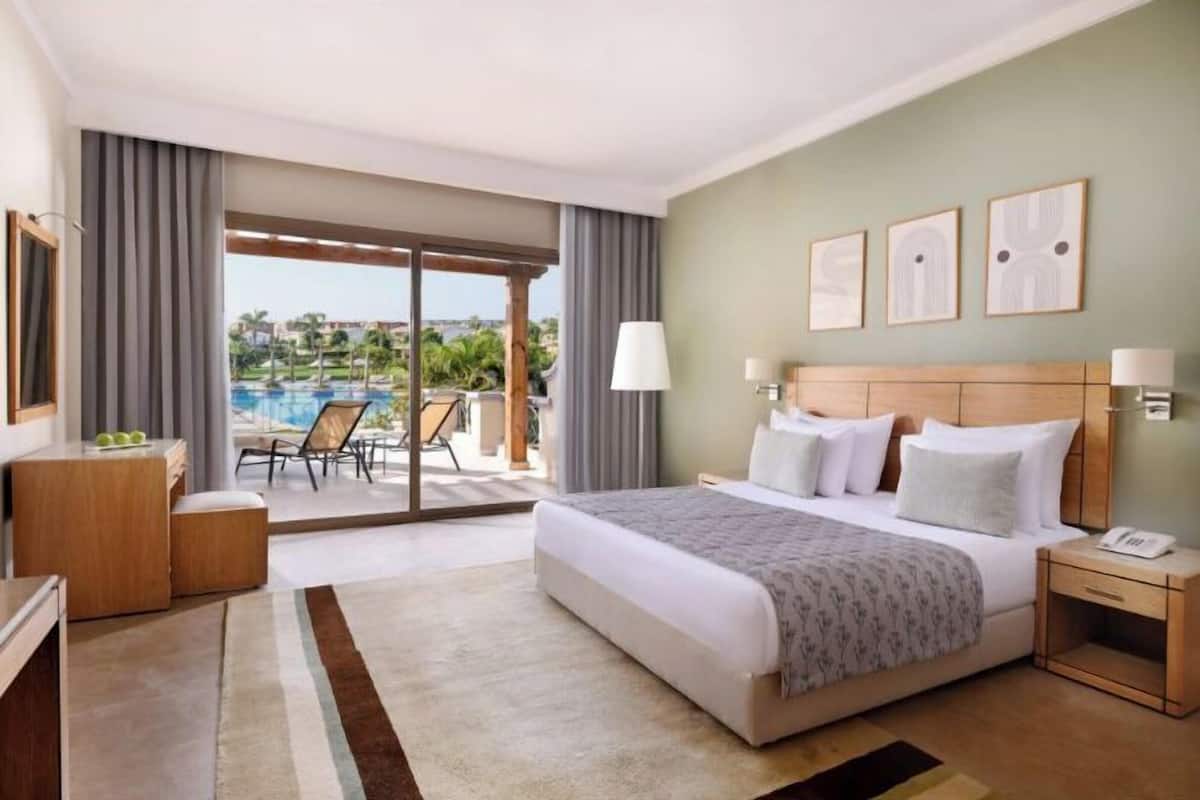 Deluxe suite | Een minibar, een kluis op de kamer, verduisterende gordijnen