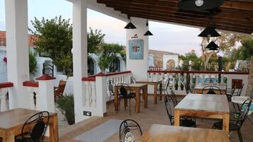 Hus (Matxani Gran 10 rooms - Private Bath) | Terrass/Patio