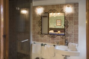 Combined shower/tub, free toiletries, hair dryer, towels