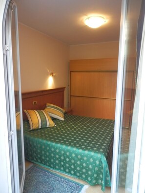 In-room safe, desk, soundproofing, cots/infant beds