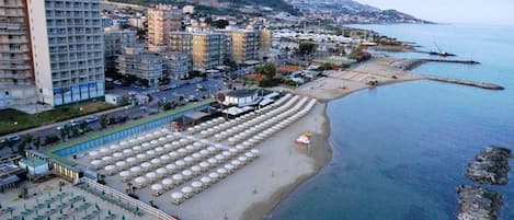 Una spiaggia nelle vicinanze