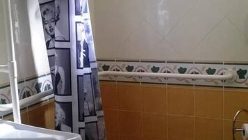 Doccia, set di cortesia gratuito, asciugacapelli, bidet