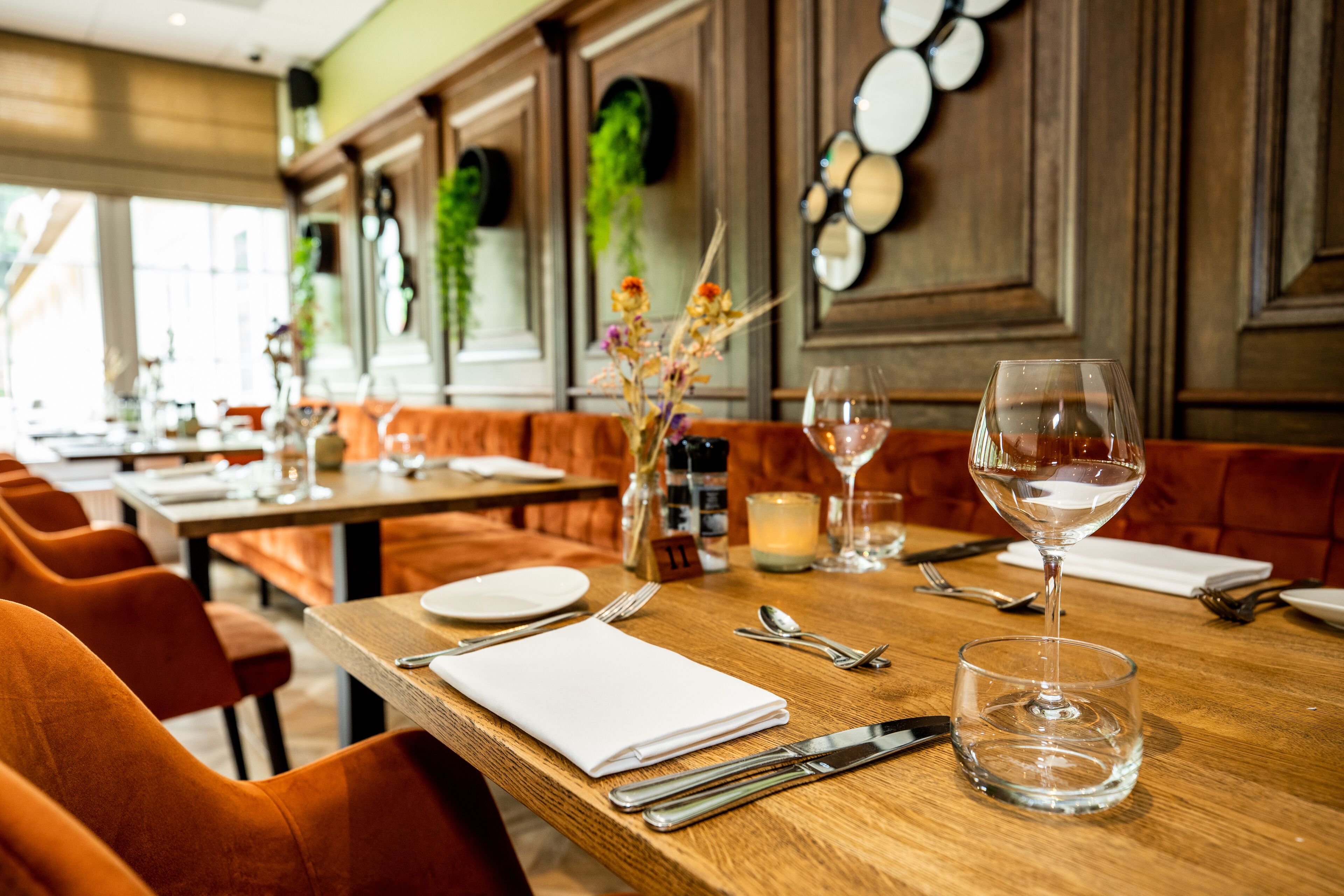 朝食、ランチ、ディナーに営業