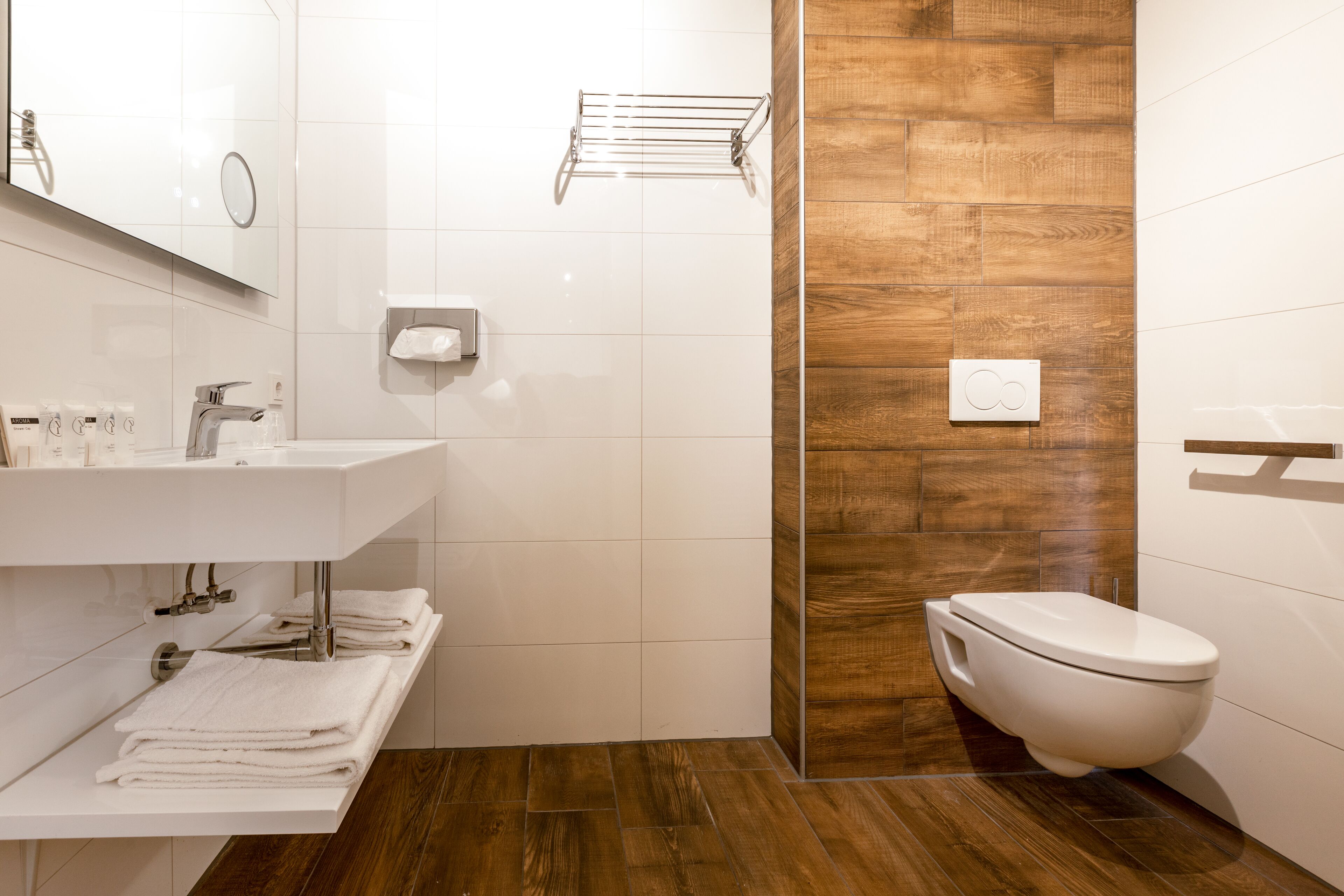 standard double room | bathroom | free toiletries, hair dryer, towels, soap