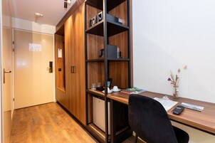 Minibar, caja de seguridad en la habitación y escritorio 