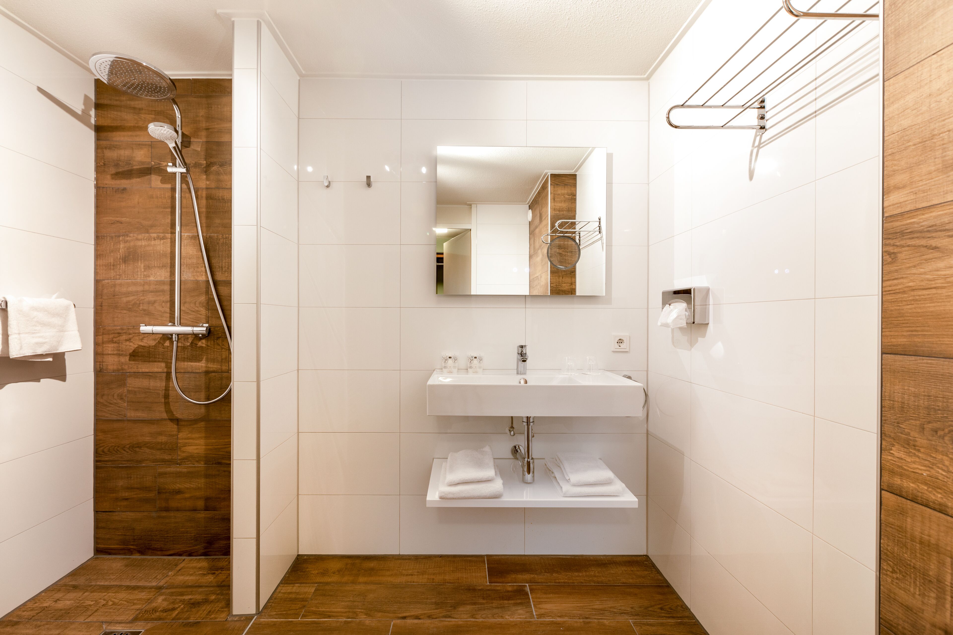 standard double room | bathroom | free toiletries, hair dryer, towels, soap