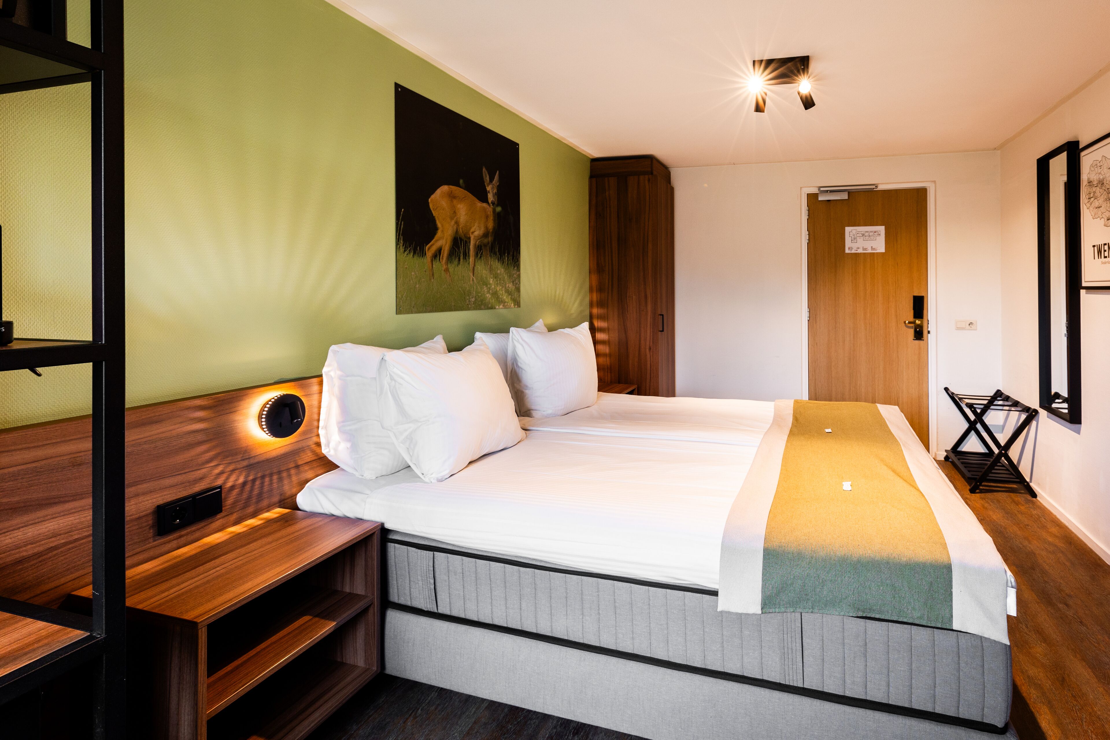 economy double room | minibar, in-room safe, desk, laptop workspace