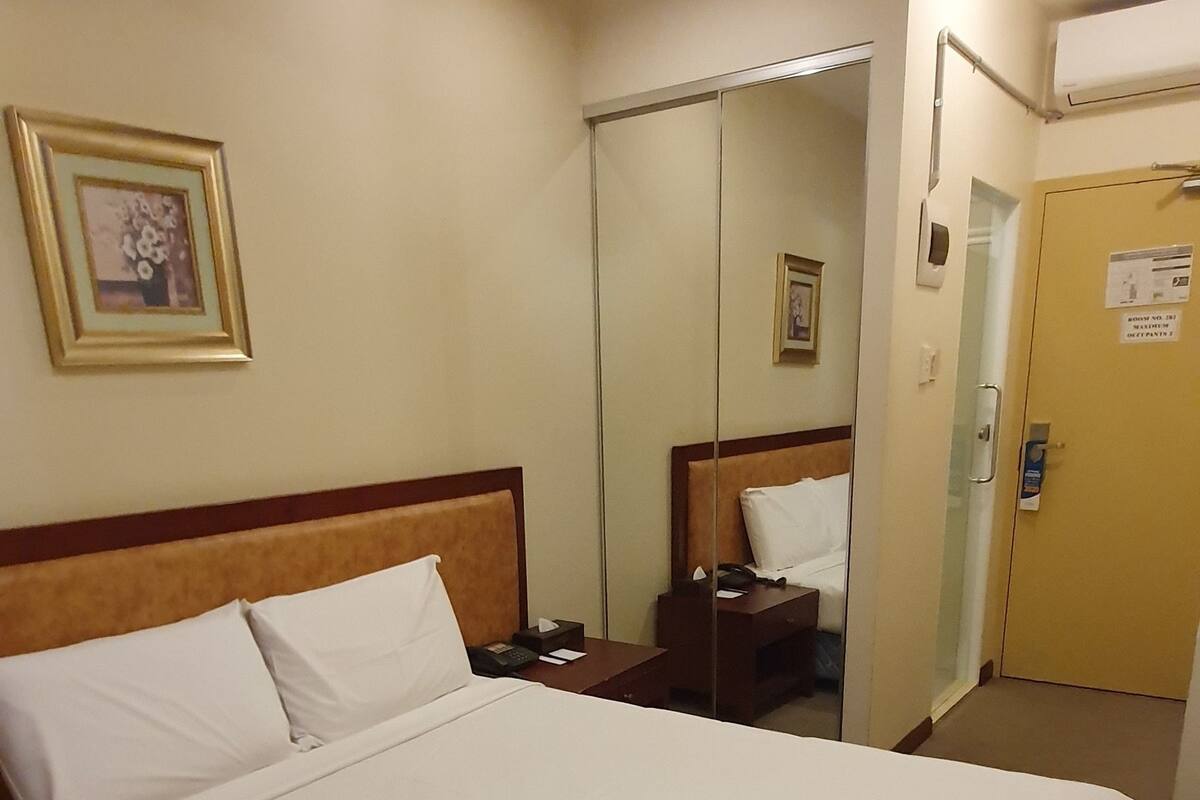 Minibar, in-room safe, desk, cribs (free)