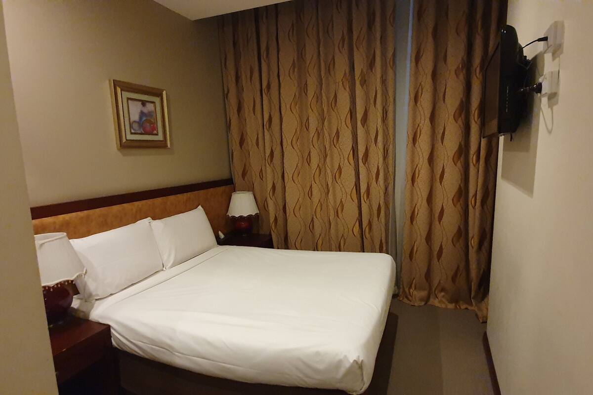 Executive Double, Non Smoking | Minibar, in-room safe, desk, cribs (free)