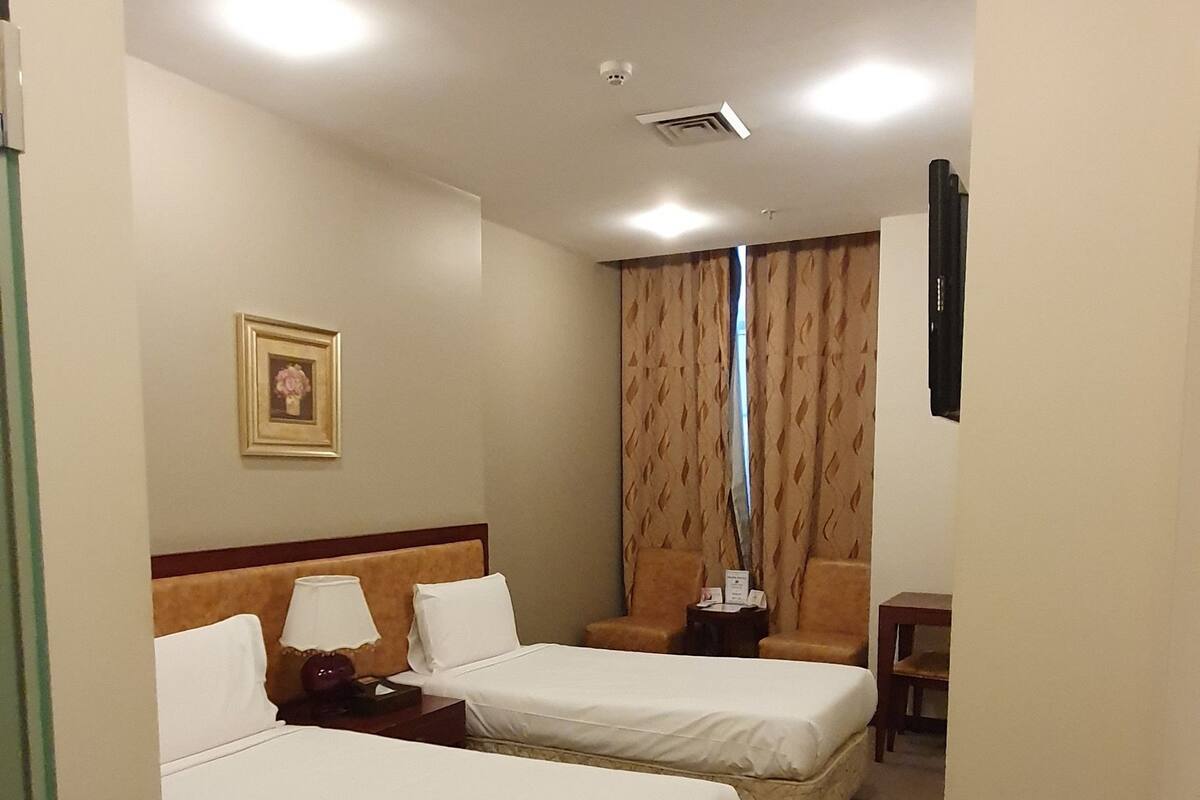 Minibar, in-room safe, desk, cribs (free)