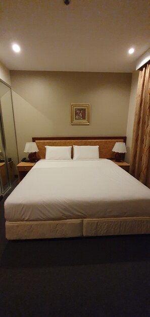 スタンダード ルーム キングベッド 1 台 禁煙 | ミニバー、セーフティボックス (室内)、デスク、ベビーベッド (無料)