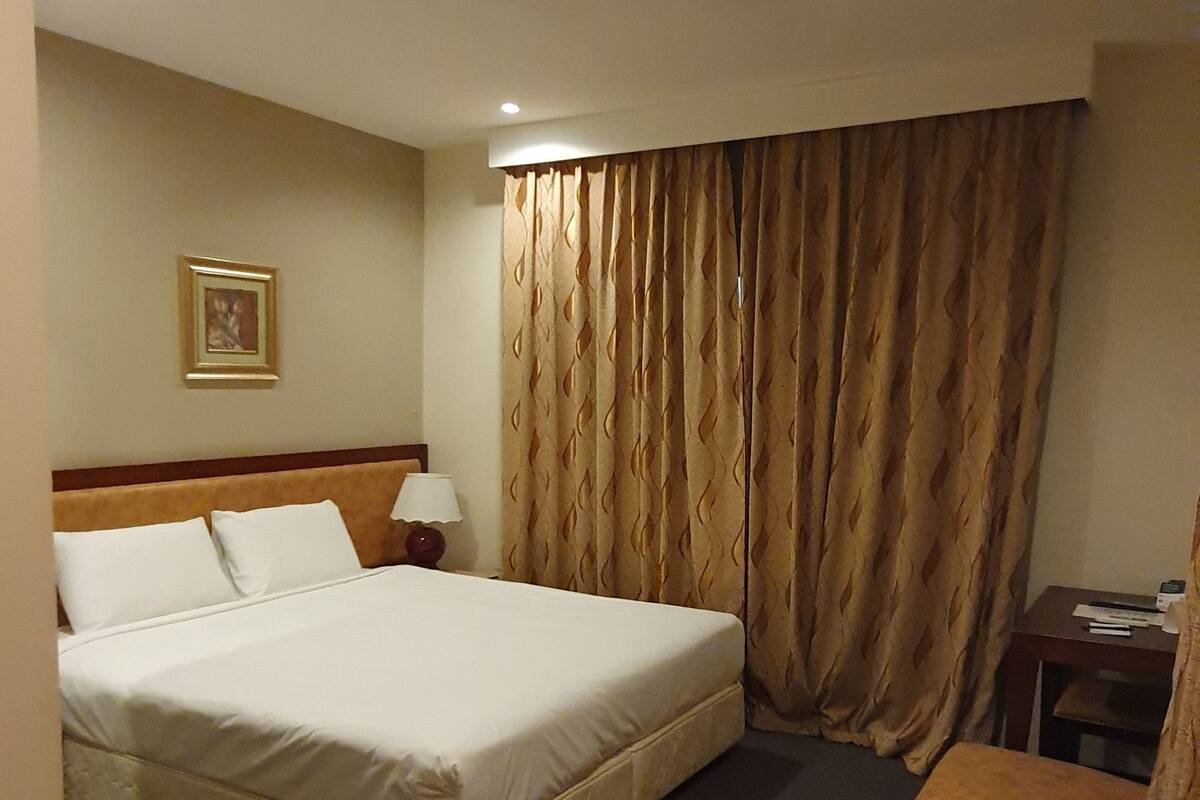 Executive King, Non Smoking | Minibar, in-room safe, desk, cribs (free)