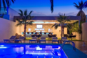 Outdoor pool, open 9:00 AM to 8:00 PM, pool umbrellas, pool loungers - Primavera Beach Hotel (Hersonissos)