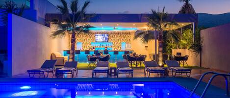 Außenpool, geöffnet von 09:00 Uhr bis 20:00 Uhr, Sonnenschirme