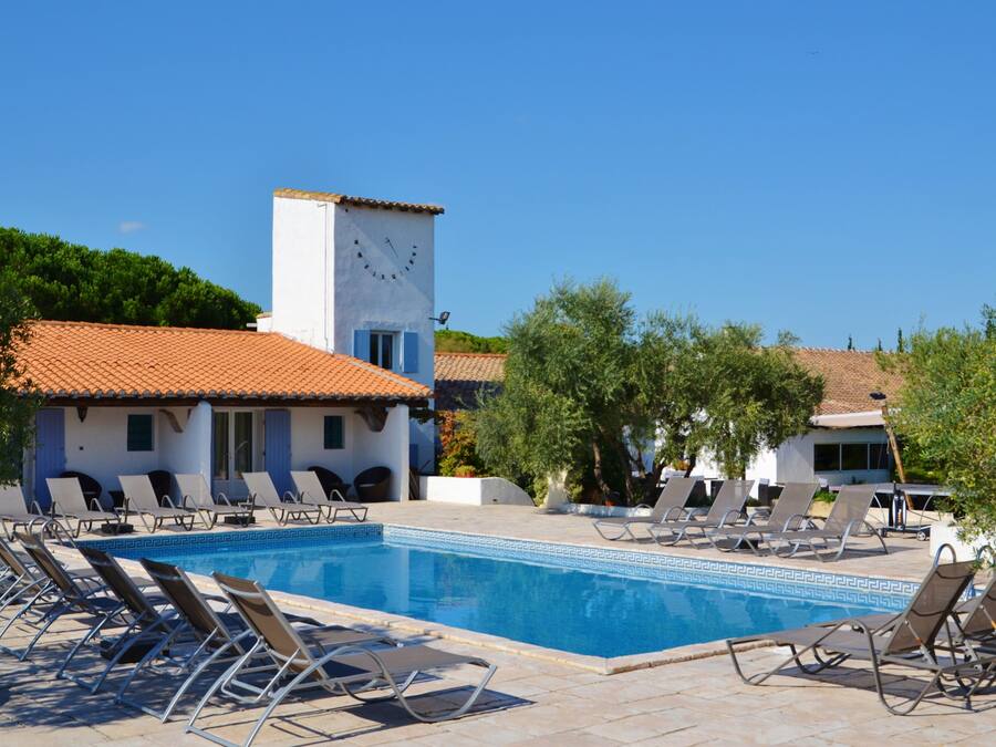 Piscina externa, funciona das 9h às 21h, espreguiçadeiras
