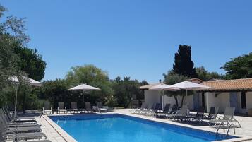 Utendørsbasseng og solsenger