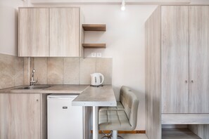 Fridge, stovetop, coffee/tea maker, electric kettle - Cathrin Suites (Chania)