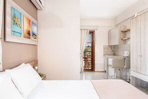 Fridge, stovetop, coffee/tea maker, electric kettle - Cathrin Suites (Chania)