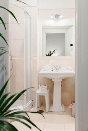 Shower, rainfall showerhead, free toiletries, hair dryer - Domus Via Veneto (Rome)