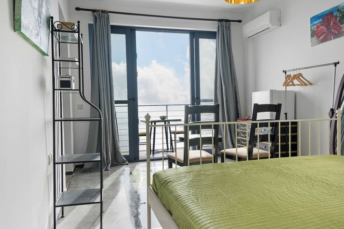 Een bureau, geluiddichte muren, gratis wifi, beddengoed