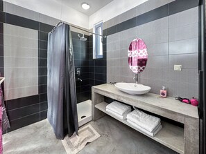 Chambre Double, vue mer, vue mer | Salle de bain | Douche, serviettes fournies