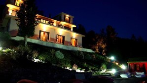 A modern two-story house with a balcony, illuminated by warm lighting. - Serenity Boutique Hotel (Lefkada)