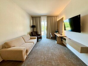 Deluxe Suite | Living area | 28-inch LCD TV with cable channels, TV - Zenit Hotel Balaton (Vonyarcvashegy)