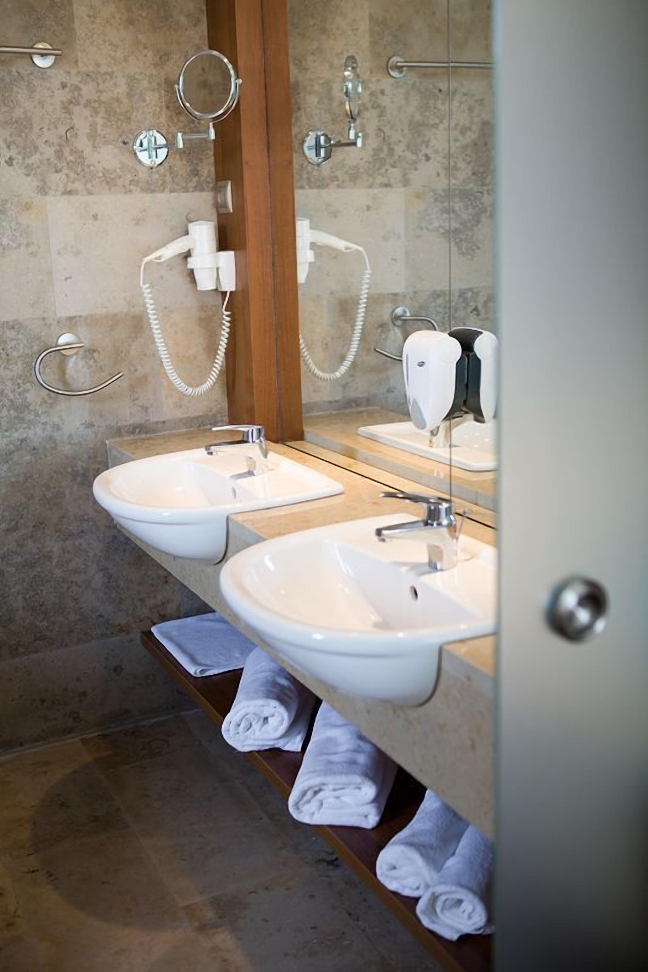 deluxe suite | bathroom sink