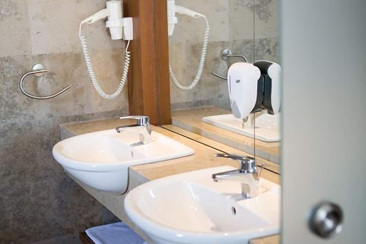 deluxe suite | bathroom sink