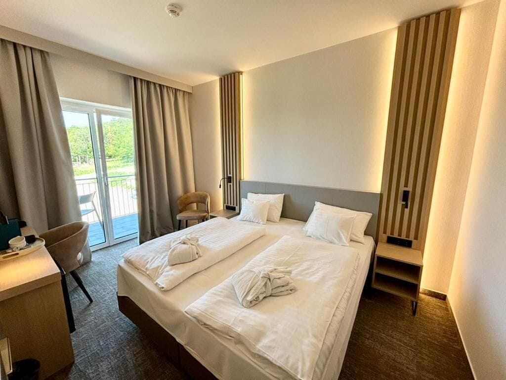 Deluxe Room, Lake View | Hypo-allergenic bedding, minibar, in-room safe, desk