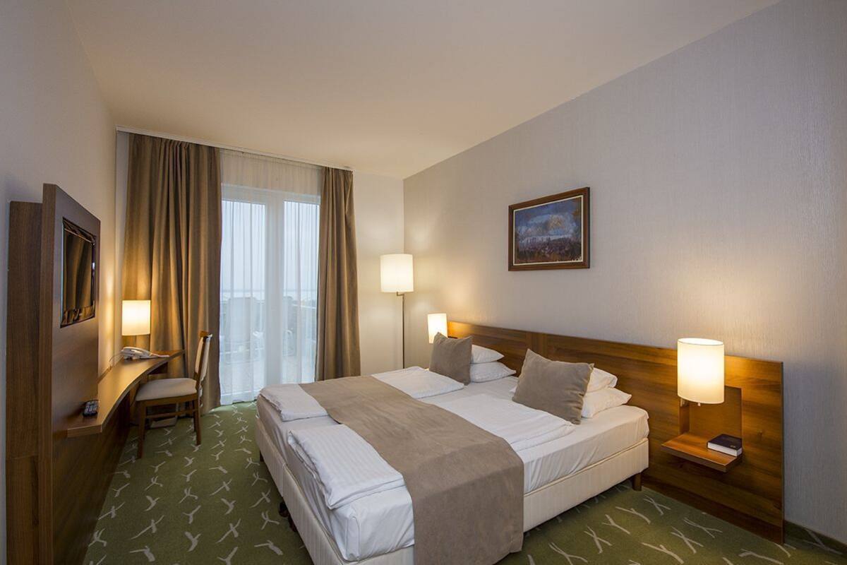 hypo-allergenic bedding, minibar, in-room safe, desk