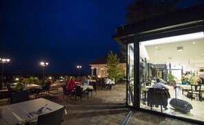 บริการอาหารเช้า อาหารกลางวัน อาหารเย็น, อาหารท้องถิ่น, วิวสวน 