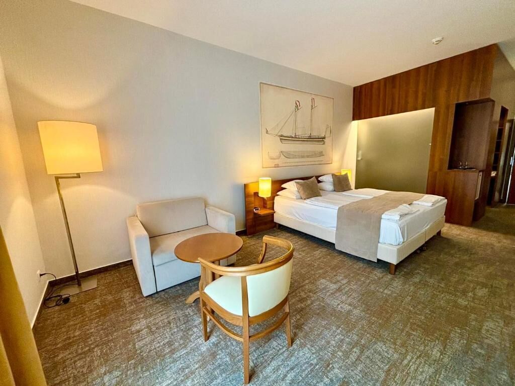 Standaard kamer | Hypoallergeen beddengoed, een minibar, een kluis op de kamer, een bureau