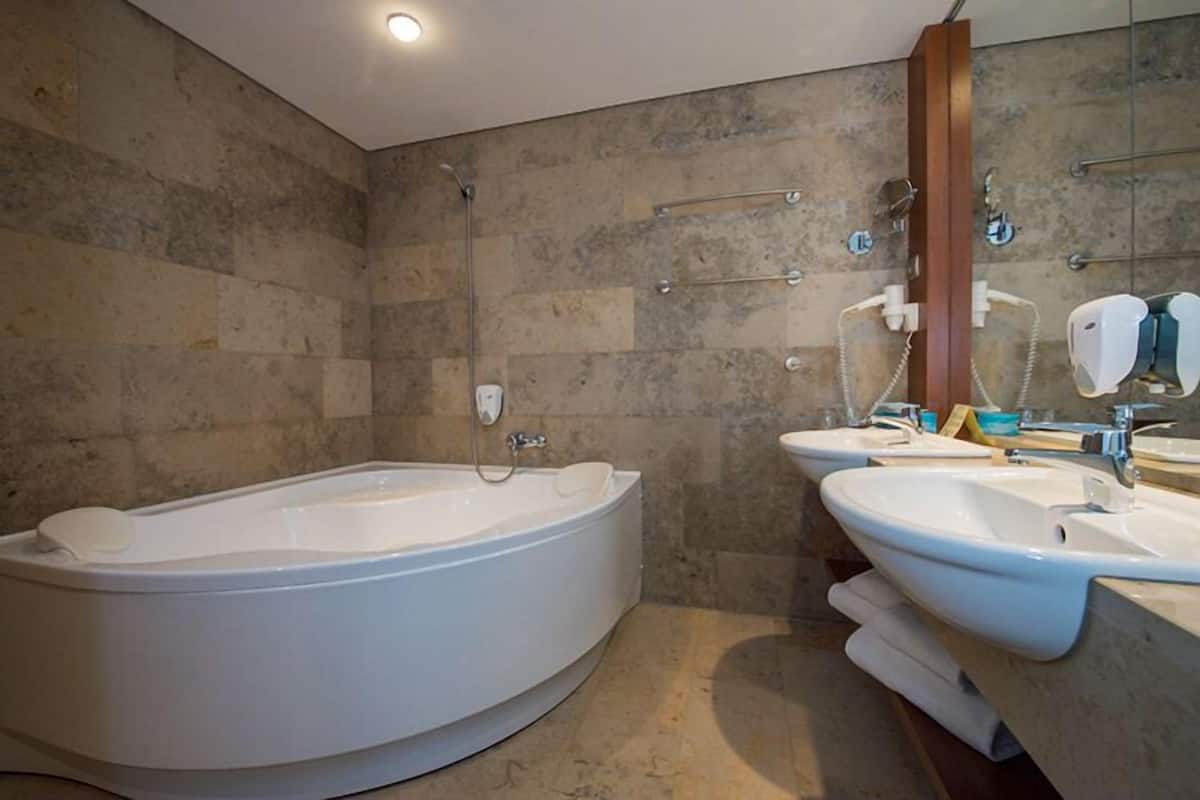 deluxe suite | bathroom | shower, free toiletries, hair dryer, bathrobes