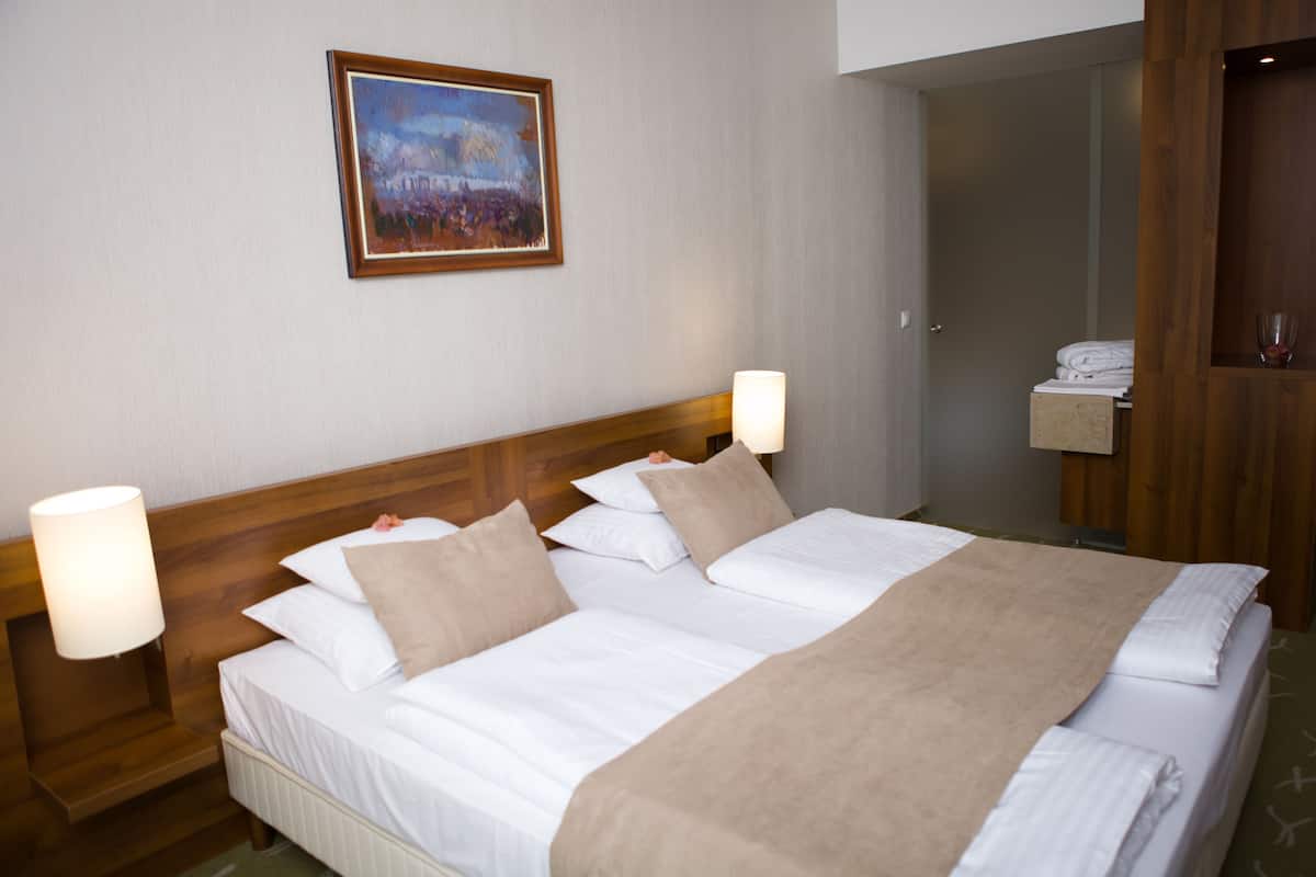 deluxe suite | hypo-allergenic bedding, minibar, in-room safe, desk