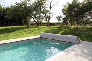 สระว่ายน้ำกลางแจ้งเปิดตาม�ฤดูกาล