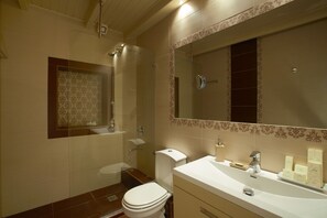 Suite, 1 Bedroom (Agora) | Bathroom | Shower, rainfall showerhead, free toiletries, hair dryer - Casa Maistra Residence (Rethymno)