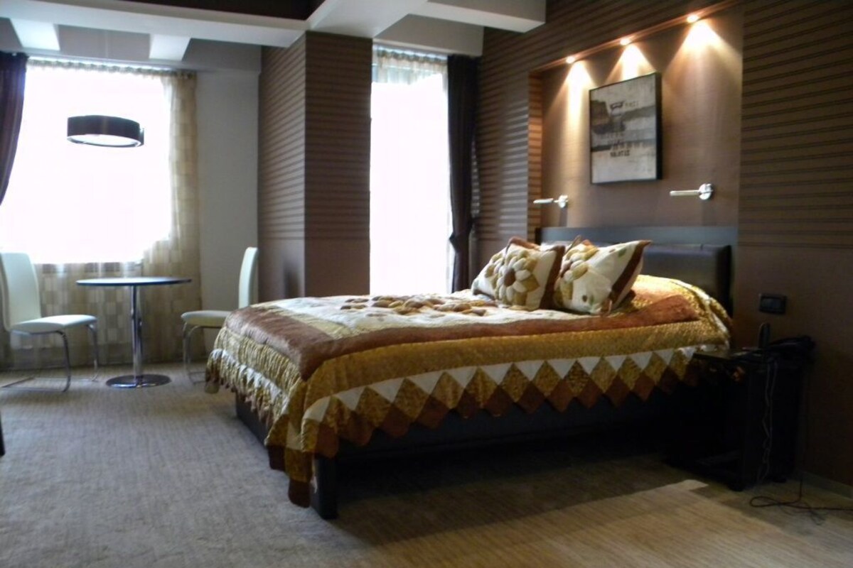 Deluxe Business Room | Minibar, in-room safe, desk, soundproofing