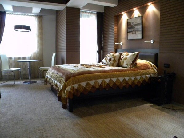 Deluxe Business Room | Minibar, in-room safe, desk, soundproofing