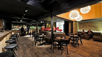 Se sirven comidas, cenas y cocina local