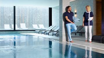 Alberca techada y camastros