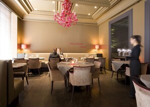 Se sirven almuerzos y cenas, cocina local