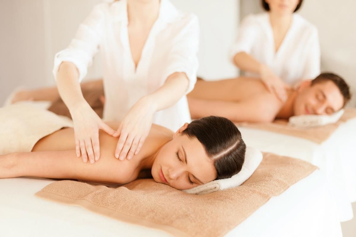 Une séance de massage dans un spa au décor épuré et minimaliste.