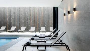 Alberca techada y camastros