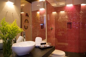 Quarto luxo | Banheiro | Chuveiro, produtos de toalete grátis, secador de cabelo