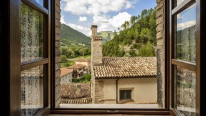 A rustic stone building with a tiled roof and a small window. - Torre Del Nera Albergo Diffuso & Spa (Scheggino)
