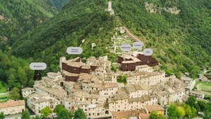 A historic town with a central square, labeled amenities including a reception, storeroom, restaurant, spa, and camera. - Torre Del Nera Albergo Diffuso & Spa (Scheggino)