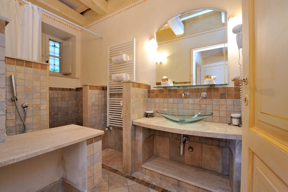 shower, free toiletries, hair dryer, slippers