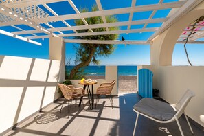 Suíte, ao lado da praia | Terraço/pátio