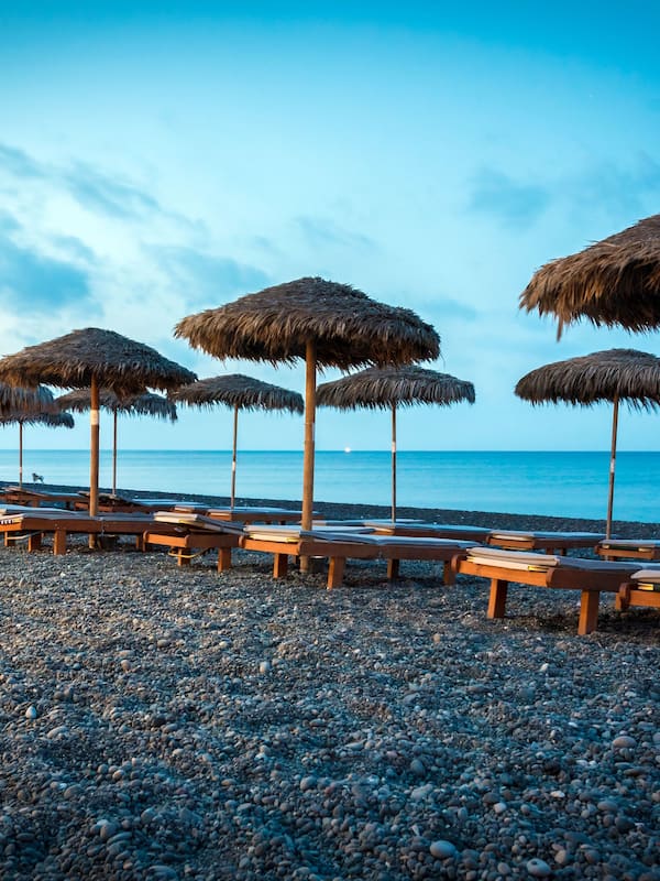 Accommodatie ligt op het strand, ligstoelen, parasols, strandlakens